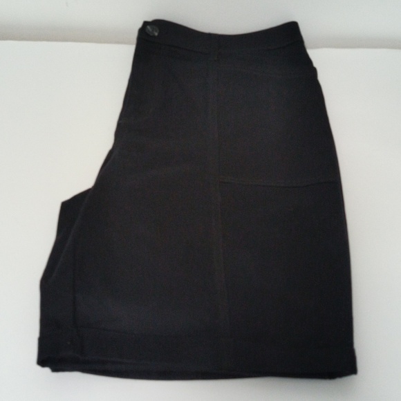 Women Black Shorts / Size 18 - Picture 6 of 7